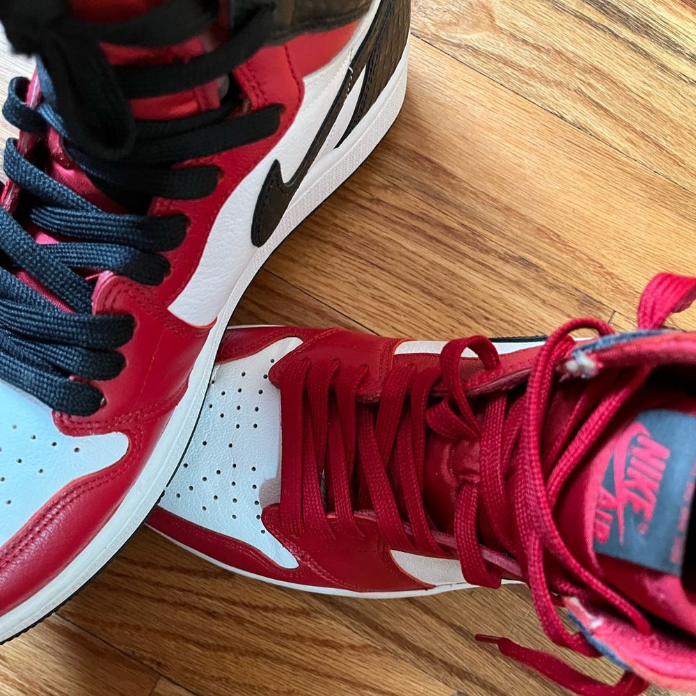 High top Air Jordan 1. Great shoe just not my style anymore. Easy to style.